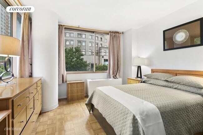 Foto del edificio - 350 W 50th St