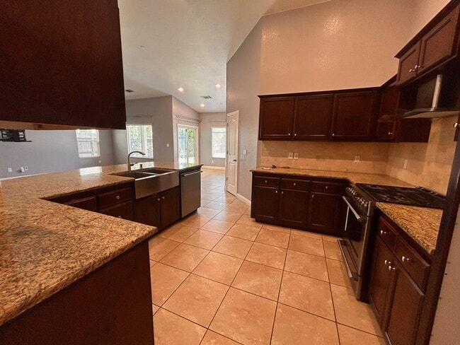 Foto del edificio - Beautiful home for rent in Visalia with a pool!