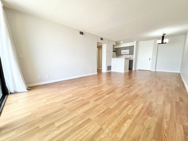 Building Photo - Oceanfront Top-Floor Condo – 1 Bed, 1 Bath...