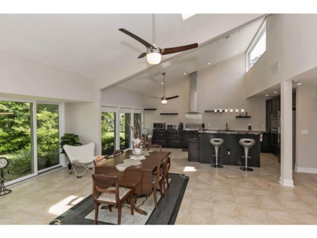 Building Photo - 9910 Sawgrass Dr E