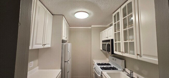 Foto del edificio - Short walk to Longwood! Steps to T! Large 1 bedroom w/enclosed porch! Garage parking incl.