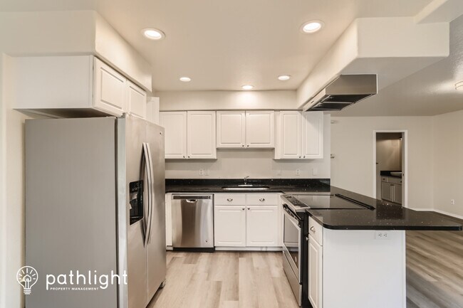 Building Photo - 16019 SW Hawk Ct