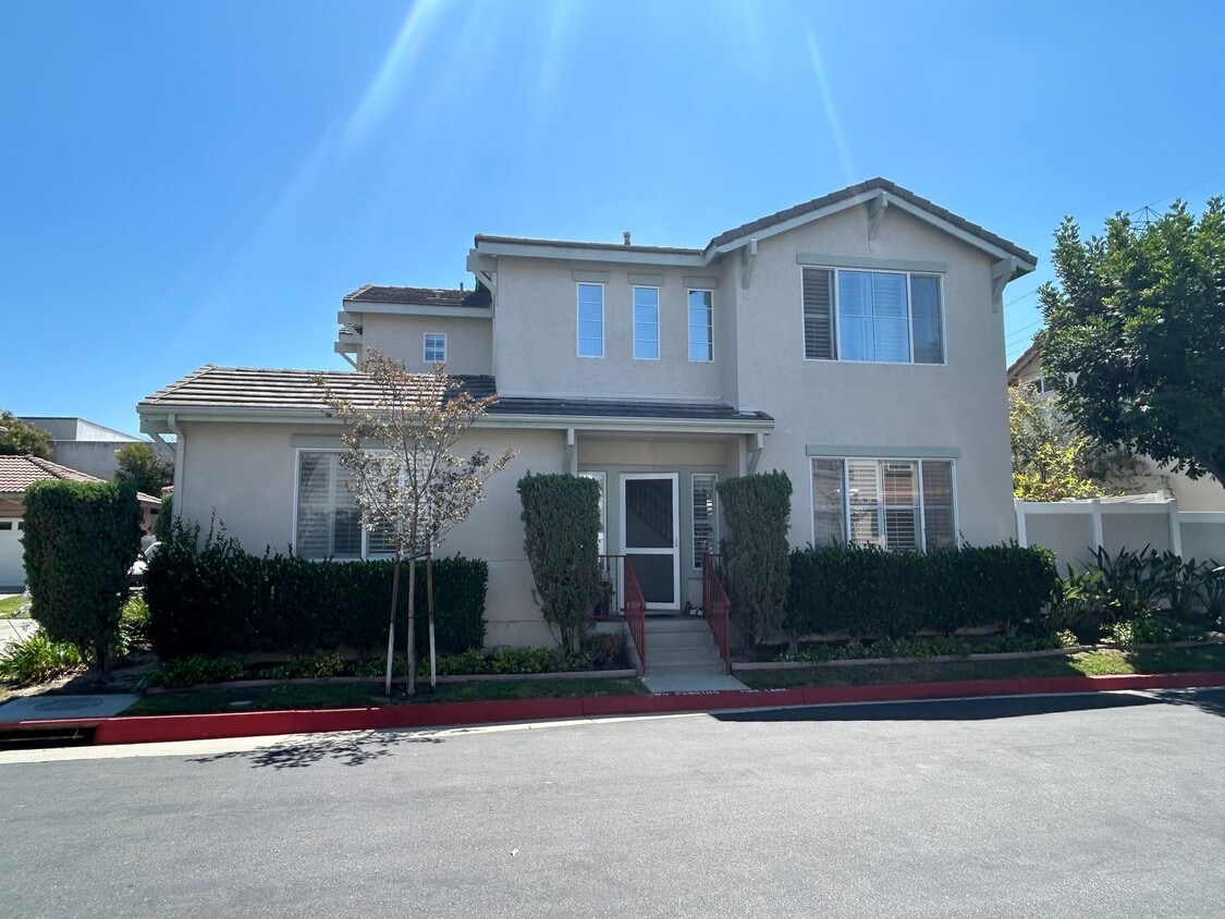 Lovely 3 Bed 2.5 Bath Home in Gated Community in Stanton - Lovely 3 Bed 2.5 Bath Home in Gated Community in Stanton