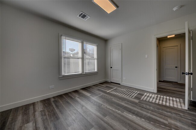 Foto del edificio - 1311 Higgins St