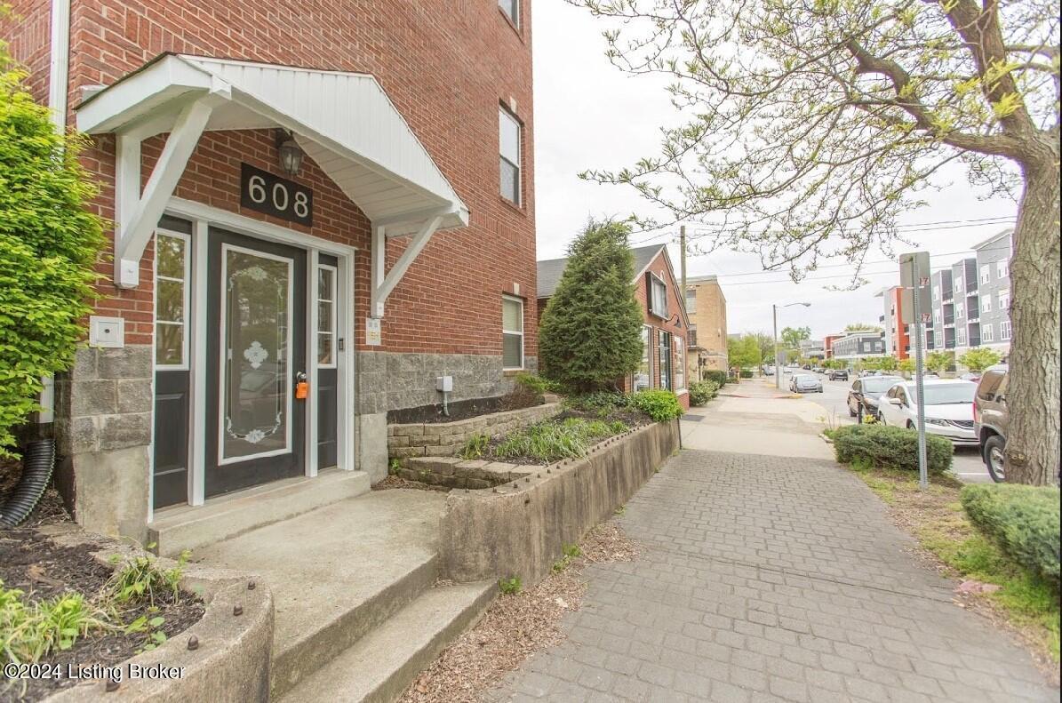 Primary Photo - 608 E Spring St
