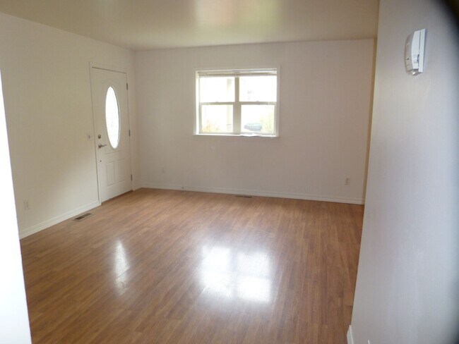 Building Photo - 2 Bed 1 Bath Duplex in Town