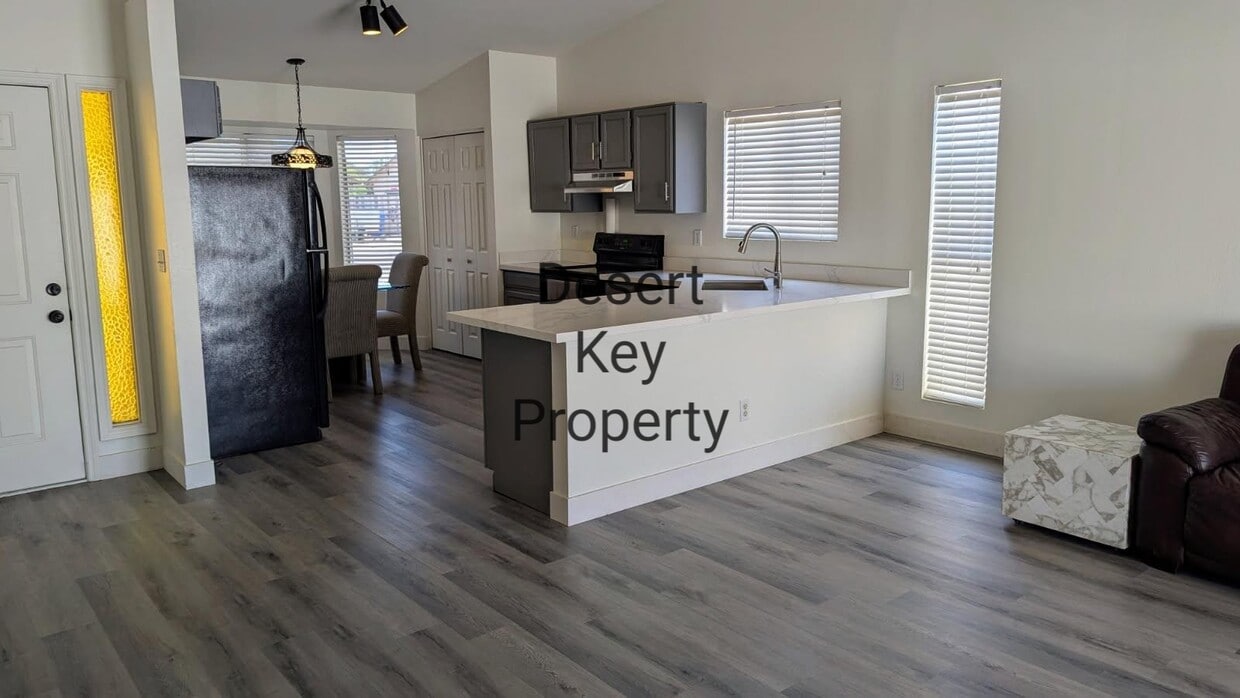 Foto principal - 4856 E Capistrano Ave