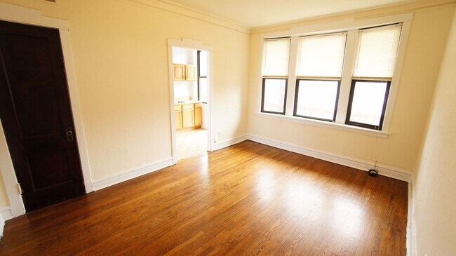 Foto del edificio - 2638 N Milwaukee Ave