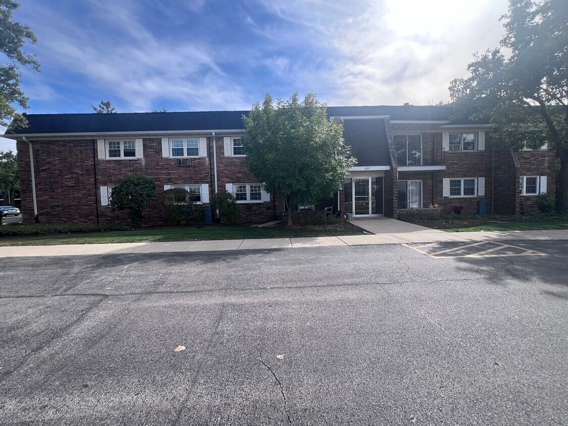 Foto principal - 2427 Ogden Ave