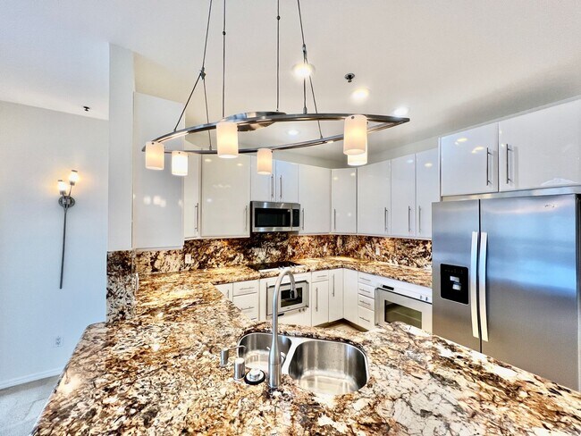 Building Photo - Beautiful 2B/2BA condo with Reserved Parki...