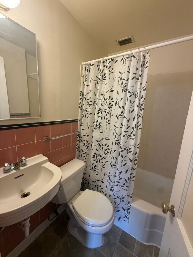 Building Photo - 2101 W 1st Ave