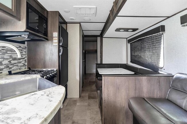 Foto del edificio - 14500 Carver Dr