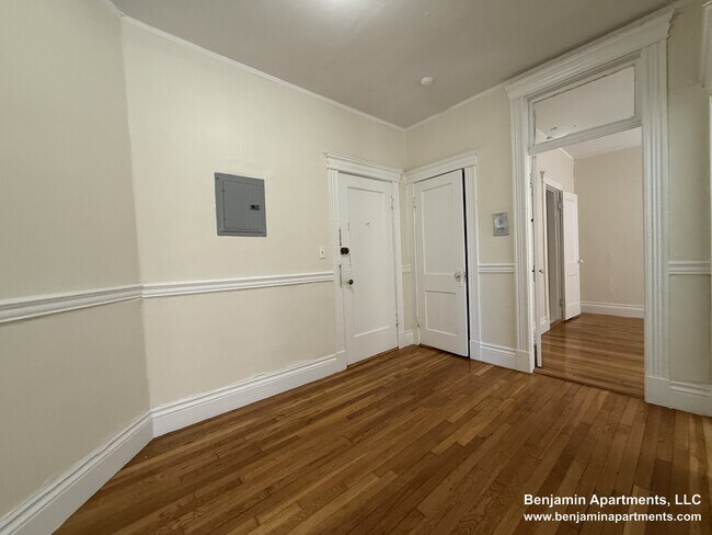 Building Photo - 1350 Comm.Ave. Unit 8