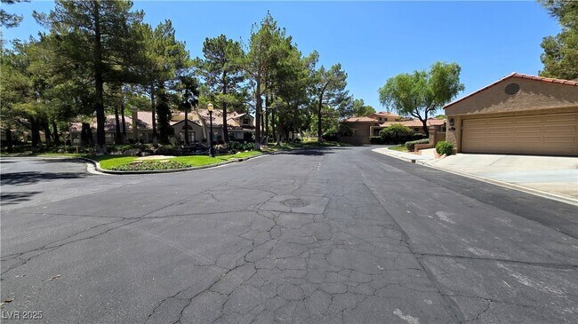 Foto del edificio - 7163 Mission Hills Dr