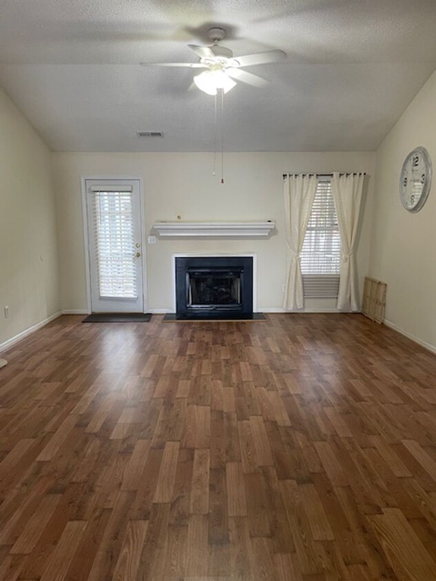 Primary Photo - Spacious Townhouse 2 bed/2 bath $1,650 Nea...