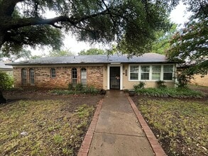 Building Photo - 1006 Holly Hill Ct