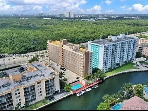 Foto del edificio - 907 N Miami Beach Blvd