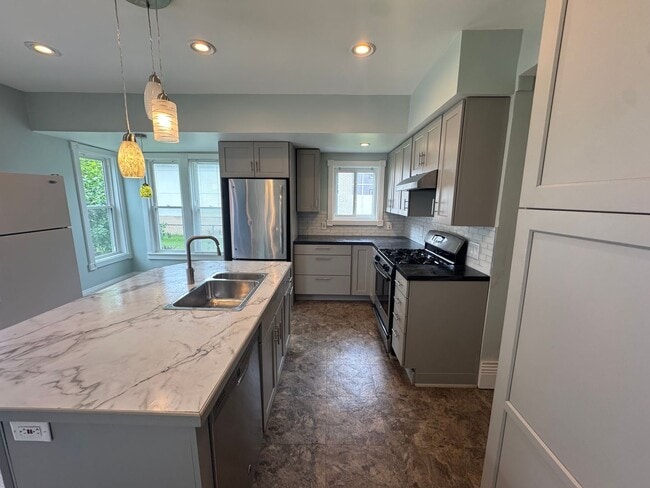 Building Photo - Large 4 bedroom home!