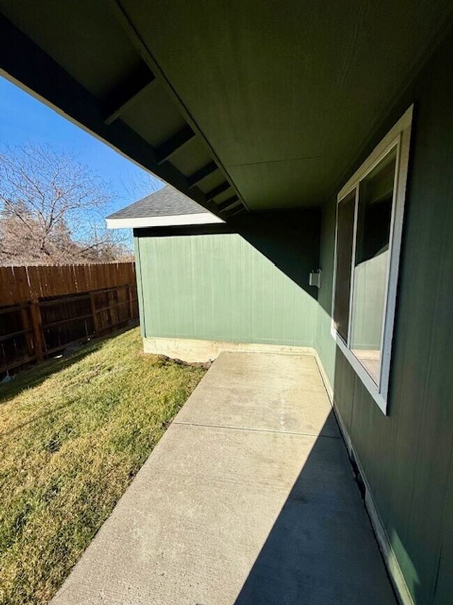 Foto del edificio - Lovely SE Single Story 3 Bedroom Home with Office!