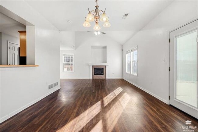 Building Photo - Charming Townhome, Prime Location, Cozy Li...
