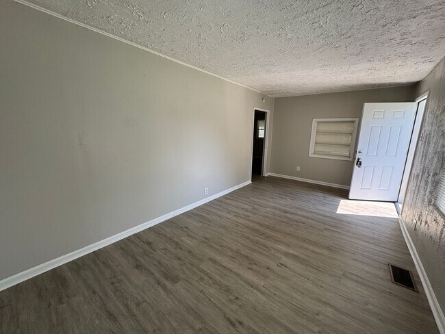 Foto del edificio - 2453 N Goodlet Ave
