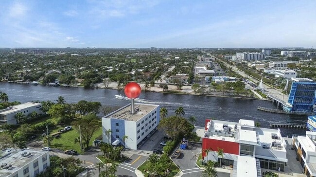 Foto del edificio - 105 S Riverside Dr