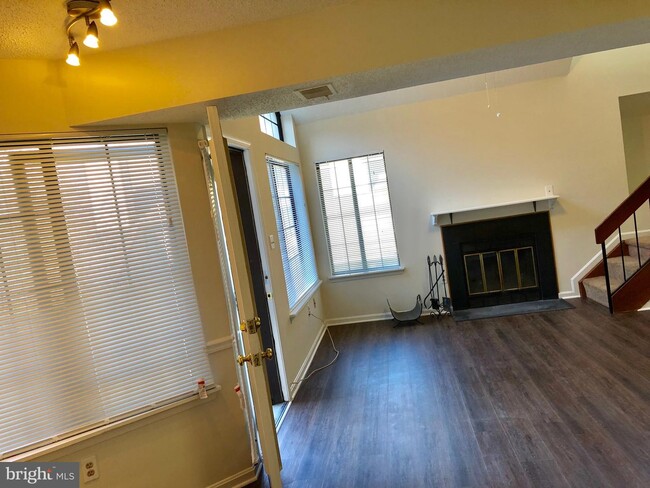 Building Photo - 1617 Carriage House Terrace