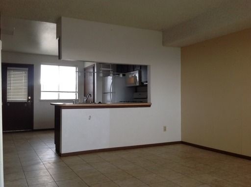 Building Photo - Town House Available- Great Location