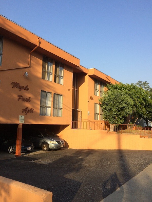 Building Photo - 815 E Maple St