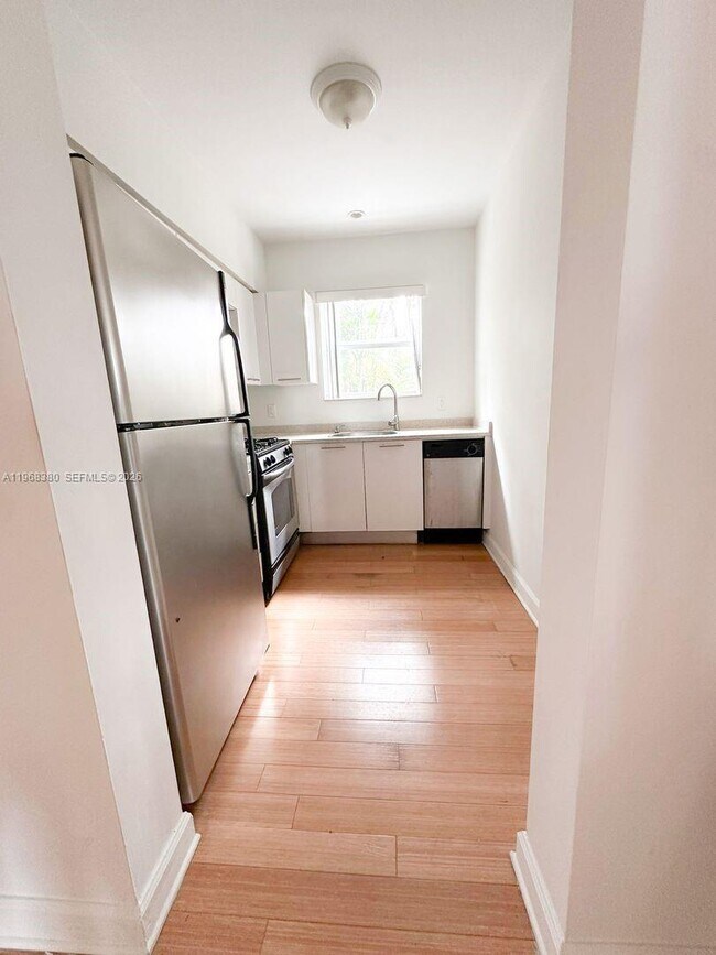 Foto del edificio - 8000 NE Bayshore Ct