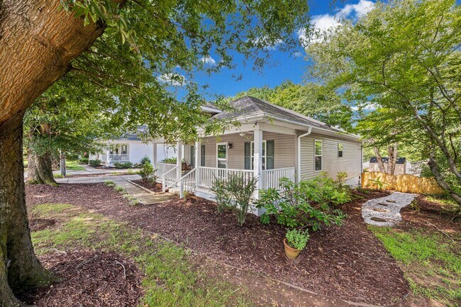 Building Photo - Charming 3-bed, 2-bath home in Lovely Belmont with a large deck and backyard!