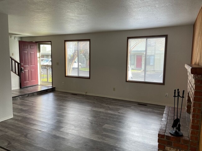 Building Photo - Very Nice 3 Bedroom 2.5 Bathroom Townhome