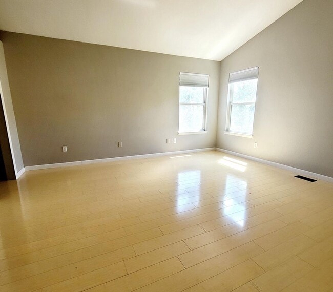 Foto del edificio - Well maintained 4 bedroom home on west side!