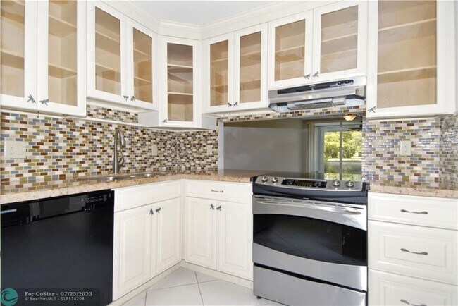 Building Photo - 575 Oaks Ln