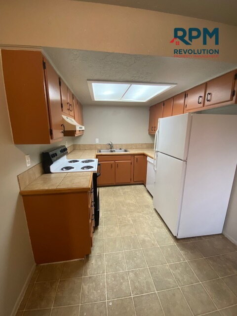 Building Photo - "Charming 3-Bedroom Haven in Sunset