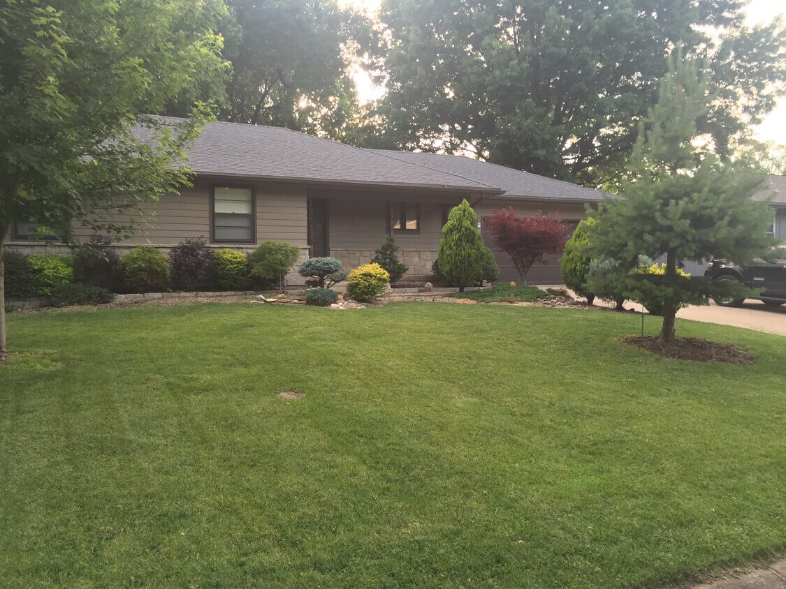 Primary Photo - 506 NE Applewood ST