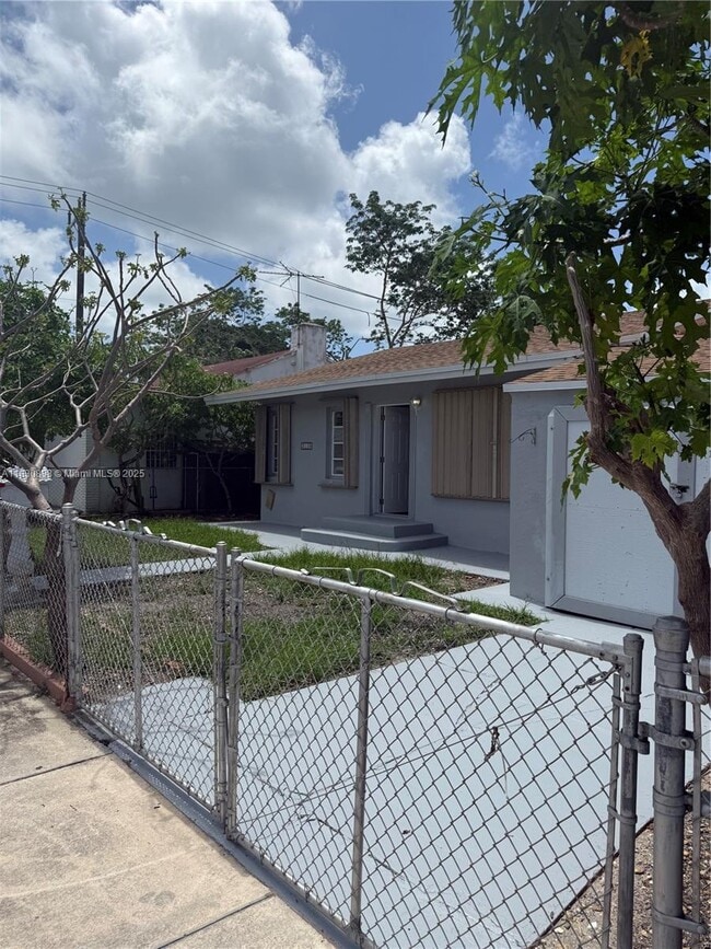 Building Photo - 3110 SW 23rd Terrace