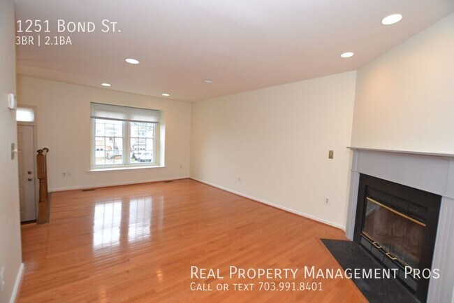 Building Photo - Well Maintained 3 Bedroom 2.55 Bath Townho...
