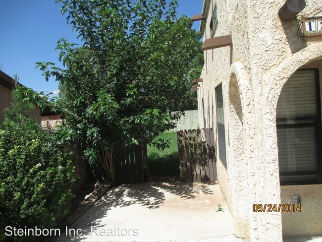 Building Photo - 1220 Camelot Dr