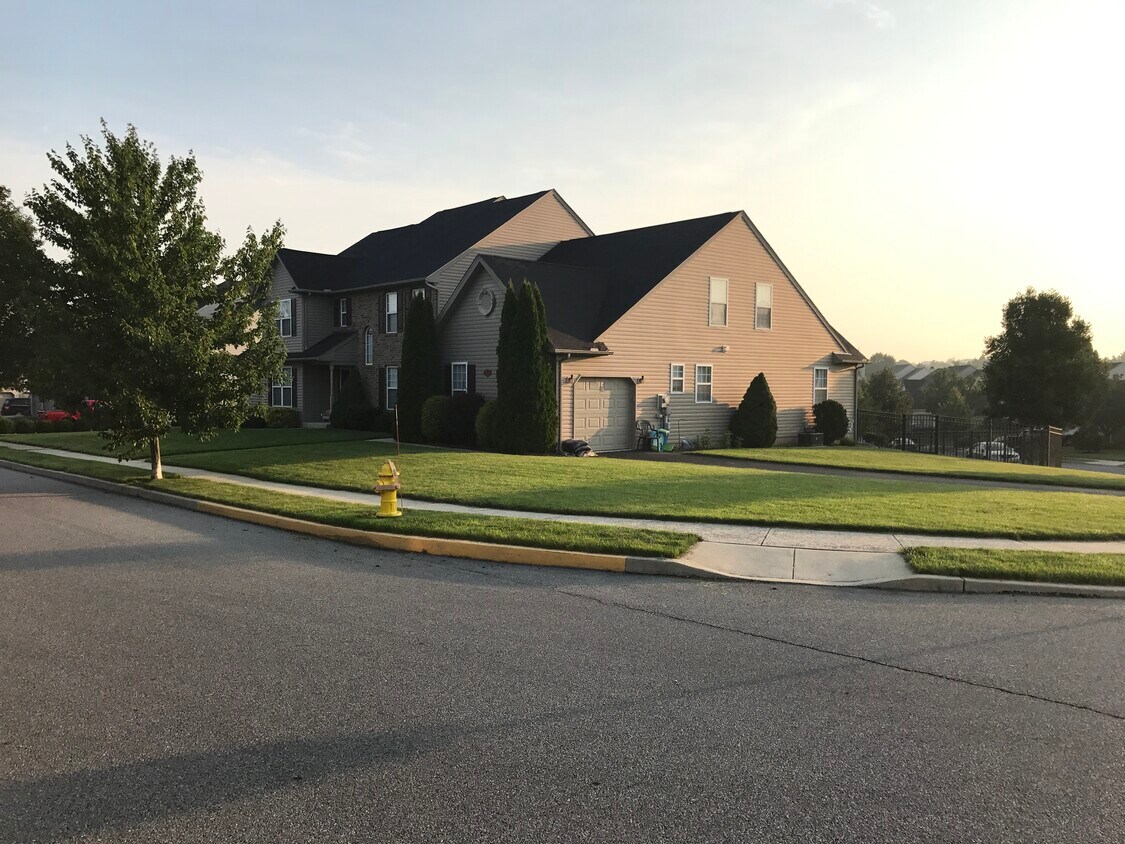 2171 Rolling Meadow Dr, Macungie, PA 18062 Townhome Rentals in
