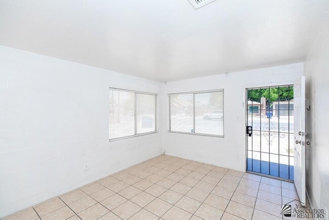Building Photo - 276 S 17th Ave