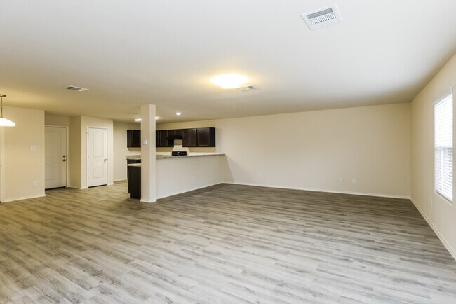 Foto del edificio - 5121 Lost Oak Dr