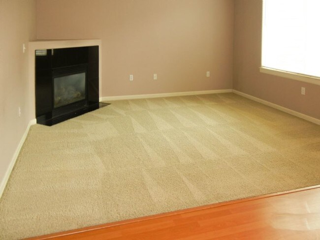 Building Photo - 3 Bedroom Townhouse In Gated Community!