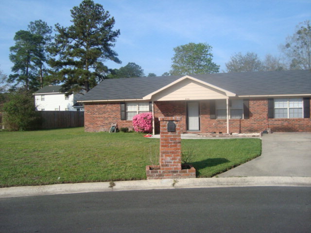 Foto principal - 3 Bedroom, 2 Bath All Brick Home Minutes F...