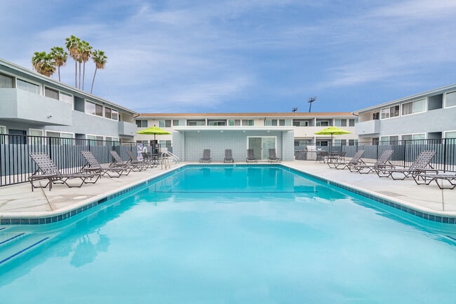 Una de las cuatro piscinas refrescante - Park Apartments