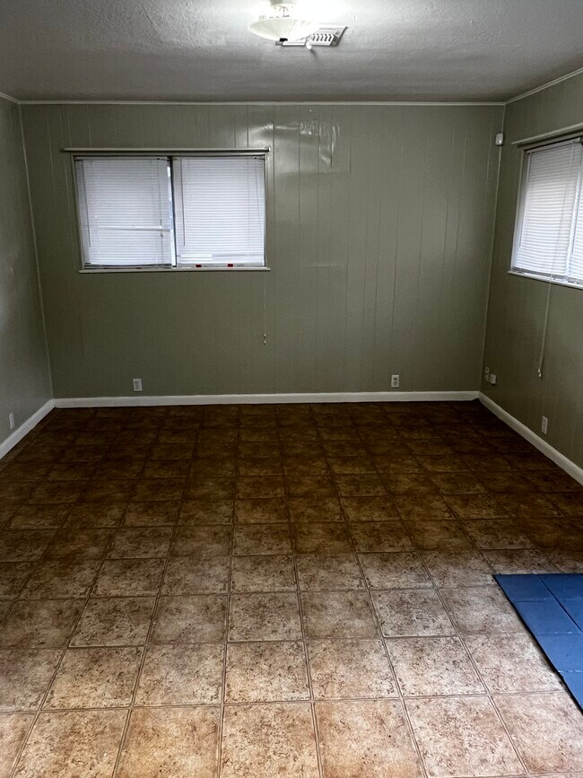 Building Photo - 608 W Alice Ave