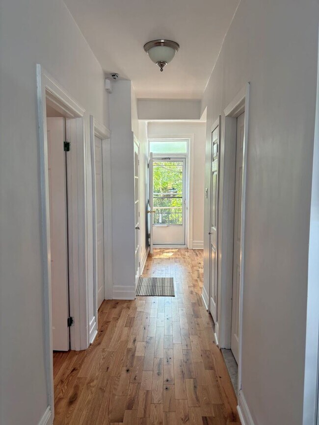 Corridor menant au balcon avant - 6361 Av 12E
