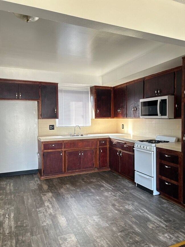 Interior Photo - 1622 W 81st St, Los Angeles, CA 90047