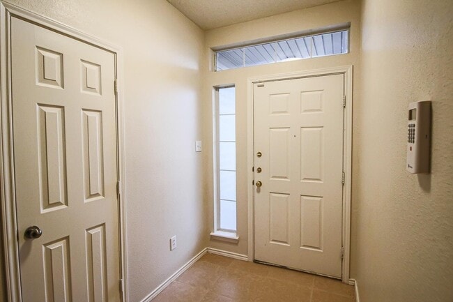 Building Photo - Clean & Bright House