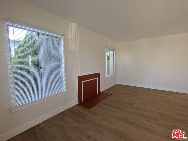 Building Photo - 6208 S Fairfax Ave